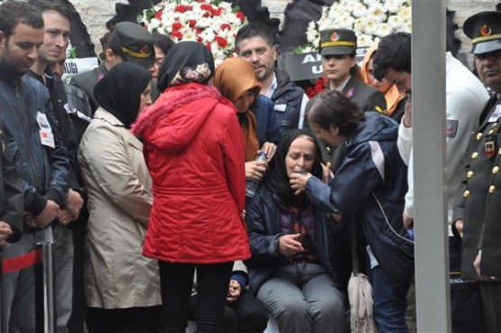 Uşak'ta mahşeri kalabalık şehidini toprağa verirken adeta bağrına bastı!