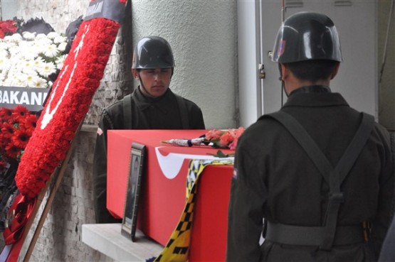 Uşak'ta mahşeri kalabalık şehidini toprağa verirken adeta bağrına bastı!