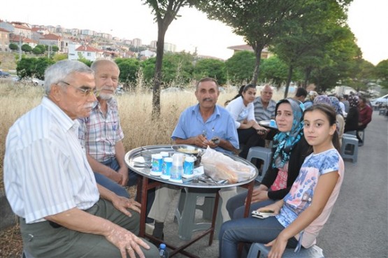 Uşaklı vefakar evlat, iş kazasında hayatını kaybeden annesi için iftar verdi!