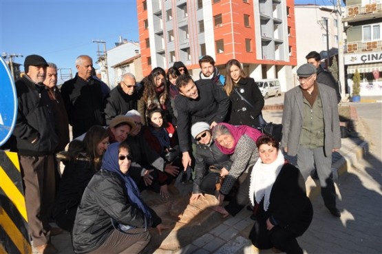 Uşaklı Çevrecilereden sert tepki; bu ağacı kesenlerin de, kesilmesine karar verenlerin de elleri kurusun!