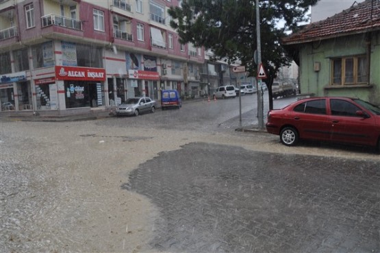 Belediye Başkanı gülücükler saçadursun; şehir resmen dökülüyor!