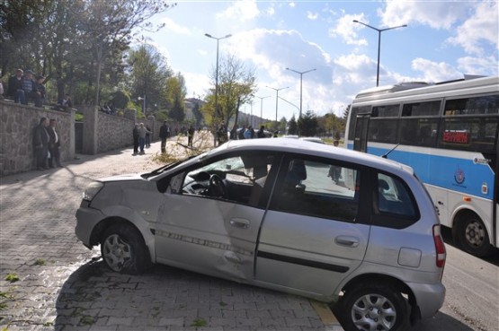 Aniden Dönüş Yapan Otomobil Sürücüsü Önce Ağacı Devirdi Sonra da Takla Attı! 1 Yaralı!