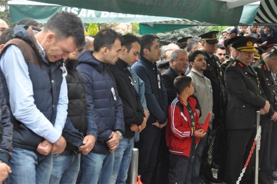 Uşak'ta mahşeri kalabalık şehidini toprağa verirken adeta bağrına bastı!