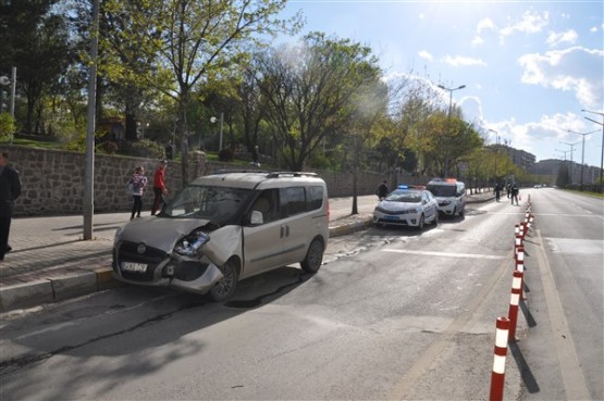 Aniden Dönüş Yapan Otomobil Sürücüsü Önce Ağacı Devirdi Sonra da Takla Attı! 1 Yaralı!