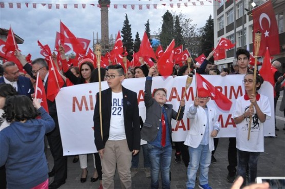 Uşak Halkı 23 Nisan'ı; Fener Alayı İle, Davul Zurna Eşliğinde Yürüyerek, Coşku İçinde Kutladı