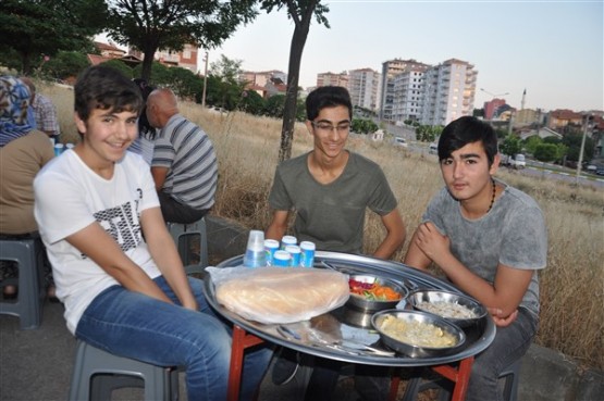 Uşaklı vefakar evlat, iş kazasında hayatını kaybeden annesi için iftar verdi!