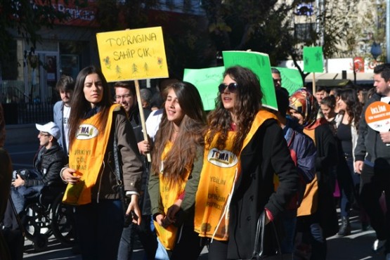 Uşak Tema Gönüllüleri Toprak Bozulumuna Karşı Yürüdü!