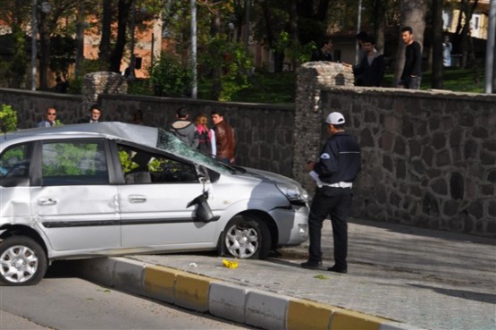 Aniden Dönüş Yapan Otomobil Sürücüsü Önce Ağacı Devirdi Sonra da Takla Attı! 1 Yaralı!