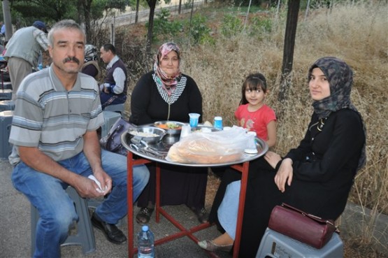 Uşaklı vefakar evlat, iş kazasında hayatını kaybeden annesi için iftar verdi!