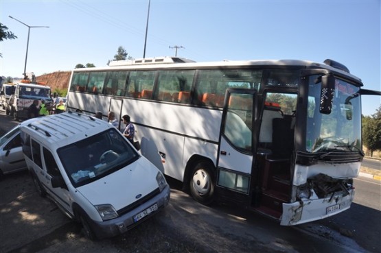 Uşak'ta zincirleme kaza! 15 araç birbirine girdi, 11 yaralı!