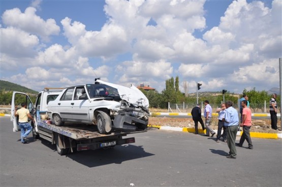 Kafa kafaya çarpışan iki otomobilde 11 kişi yaralandı!