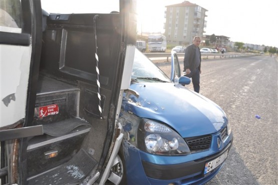 İşçi Servisi Önüne Çıkan Otomobile Çarptı! 1 Ölü