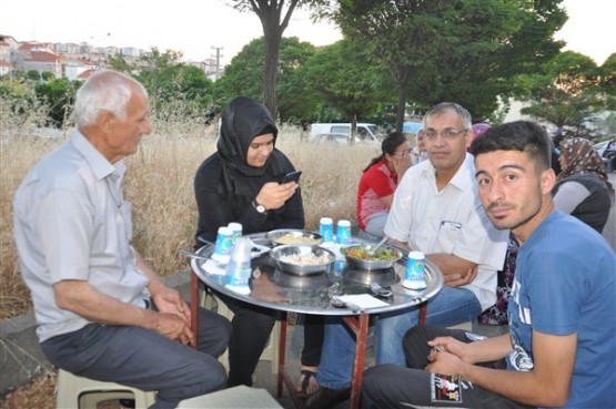 Uşaklı vefakar evlat, iş kazasında hayatını kaybeden annesi için iftar verdi!