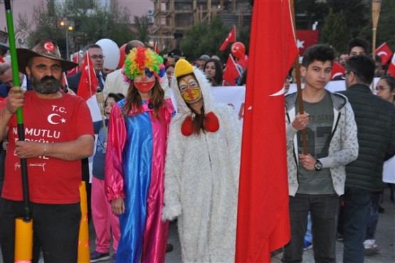 Uşak Halkı 23 Nisan'ı; Fener Alayı İle, Davul Zurna Eşliğinde Yürüyerek, Coşku İçinde Kutladı