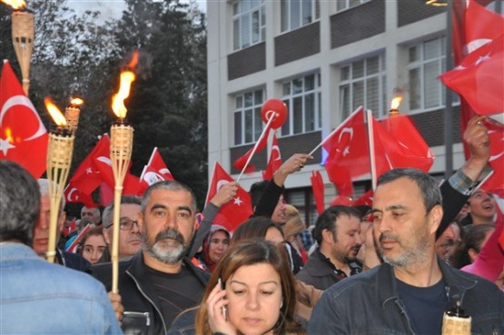 Uşak Halkı 23 Nisan'ı; Fener Alayı İle, Davul Zurna Eşliğinde Yürüyerek, Coşku İçinde Kutladı