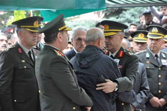 Uşak'ta mahşeri kalabalık şehidini toprağa verirken adeta bağrına bastı!