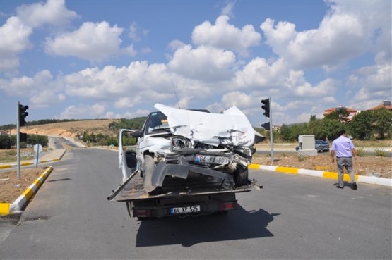 Kafa kafaya çarpışan iki otomobilde 11 kişi yaralandı!