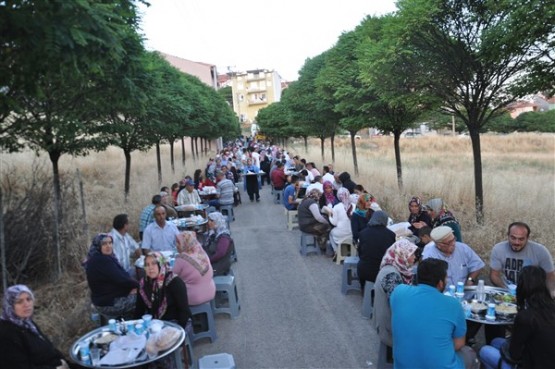 Uşaklı vefakar evlat, iş kazasında hayatını kaybeden annesi için iftar verdi!