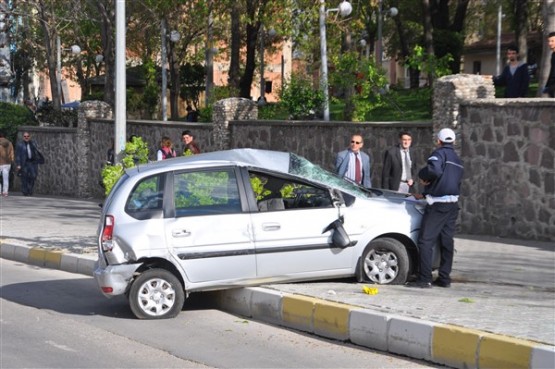 Aniden Dönüş Yapan Otomobil Sürücüsü Önce Ağacı Devirdi Sonra da Takla Attı! 1 Yaralı!