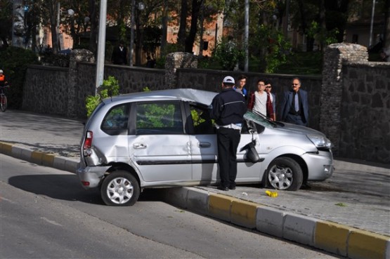 Aniden Dönüş Yapan Otomobil Sürücüsü Önce Ağacı Devirdi Sonra da Takla Attı! 1 Yaralı!