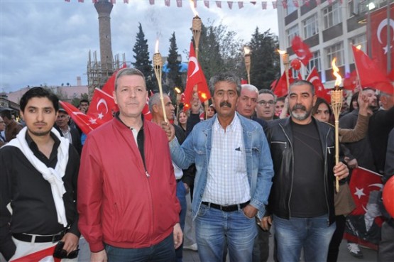 Uşak Halkı 23 Nisan'ı; Fener Alayı İle, Davul Zurna Eşliğinde Yürüyerek, Coşku İçinde Kutladı