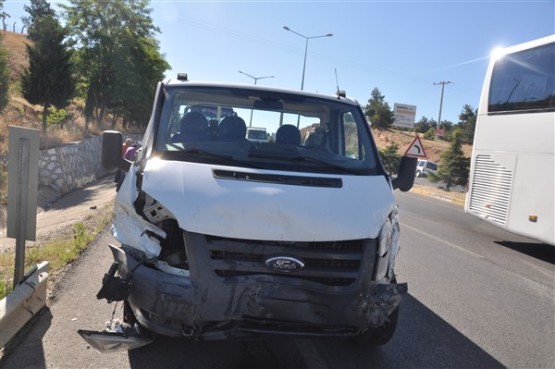 Uşak'ta zincirleme kaza! 15 araç birbirine girdi, 11 yaralı!