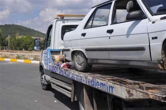 Kafa kafaya çarpışan iki otomobilde 11 kişi yaralandı!