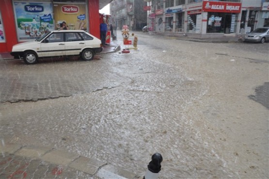 Belediye Başkanı gülücükler saçadursun; şehir resmen dökülüyor!