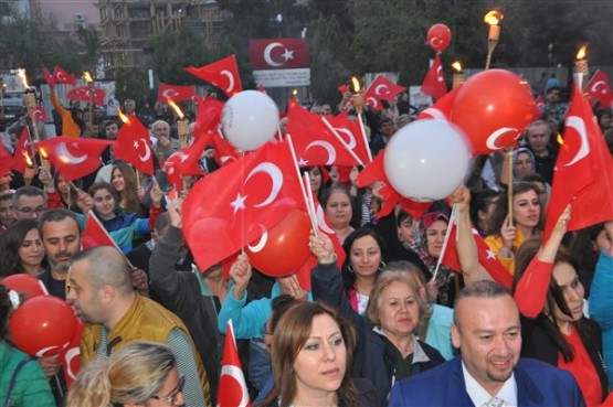 Uşak Halkı 23 Nisan'ı; Fener Alayı İle, Davul Zurna Eşliğinde Yürüyerek, Coşku İçinde Kutladı