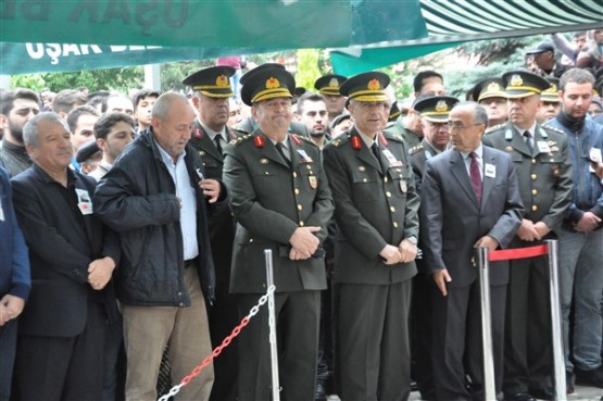 Uşak'ta mahşeri kalabalık şehidini toprağa verirken adeta bağrına bastı!