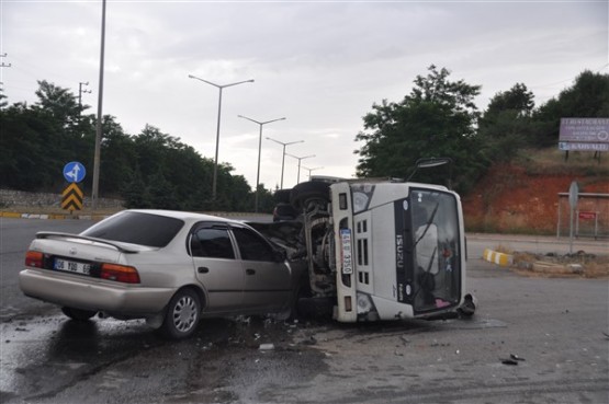 Otomobilin çarptığı süt kamyonu devrildi! 2 yaralı!