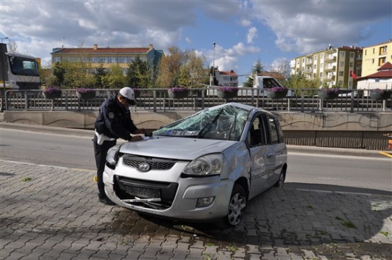 Aniden Dönüş Yapan Otomobil Sürücüsü Önce Ağacı Devirdi Sonra da Takla Attı! 1 Yaralı!