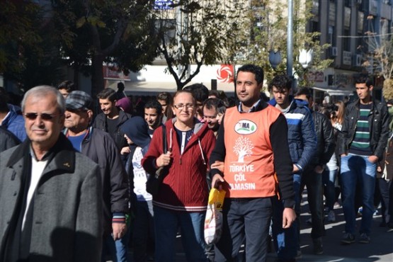 Uşak Tema Gönüllüleri Toprak Bozulumuna Karşı Yürüdü!