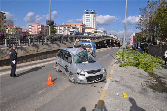 Aniden Dönüş Yapan Otomobil Sürücüsü Önce Ağacı Devirdi Sonra da Takla Attı! 1 Yaralı!