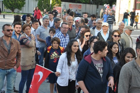 Gençlik Bayramı kutlaması, CHP Uşak Gençliği'nden geldi!