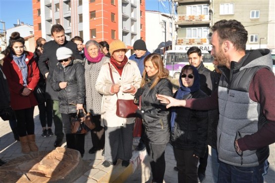 Uşaklı Çevrecilereden sert tepki; bu ağacı kesenlerin de, kesilmesine karar verenlerin de elleri kurusun!