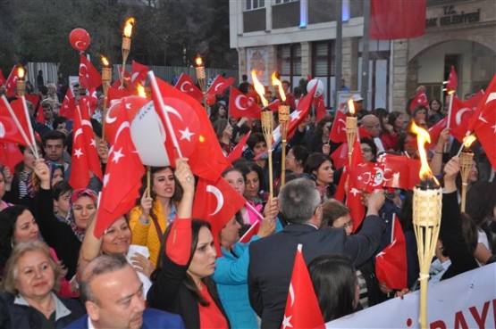 Uşak Halkı 23 Nisan'ı; Fener Alayı İle, Davul Zurna Eşliğinde Yürüyerek, Coşku İçinde Kutladı