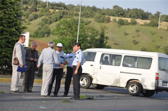 Uşak'ta üniversite kavşağında kaza! 7 yaralı!