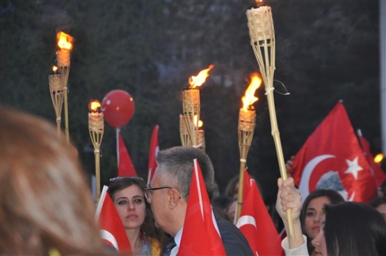 Uşak Halkı 23 Nisan'ı; Fener Alayı İle, Davul Zurna Eşliğinde Yürüyerek, Coşku İçinde Kutladı