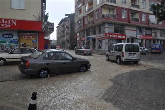 Belediye Başkanı gülücükler saçadursun; şehir resmen dökülüyor!