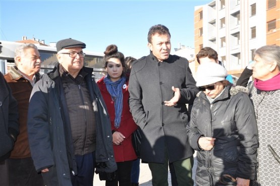 Uşaklı Çevrecilereden sert tepki; bu ağacı kesenlerin de, kesilmesine karar verenlerin de elleri kurusun!