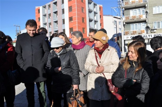 Uşaklı Çevrecilereden sert tepki; bu ağacı kesenlerin de, kesilmesine karar verenlerin de elleri kurusun!