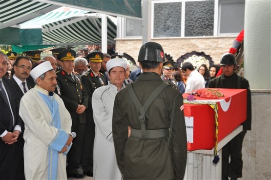 Uşak'ta mahşeri kalabalık şehidini toprağa verirken adeta bağrına bastı!