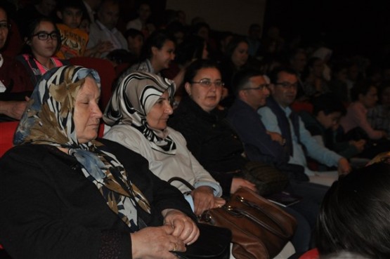 Medical Park Tiyatro Kulübü'ne Uşak’lılardan Tam Not!