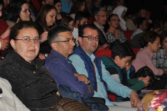 Medical Park Tiyatro Kulübü'ne Uşak’lılardan Tam Not!