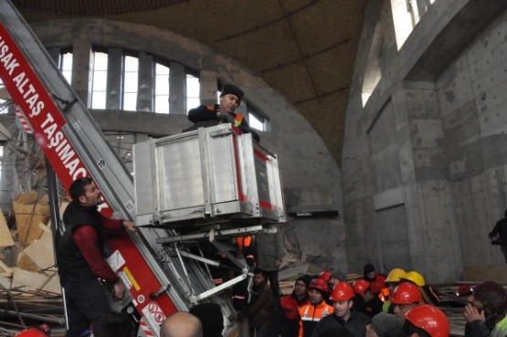 Camii İnşaatının Kubbesinde Mahsur Kalan İşçi Kurtarıldı!