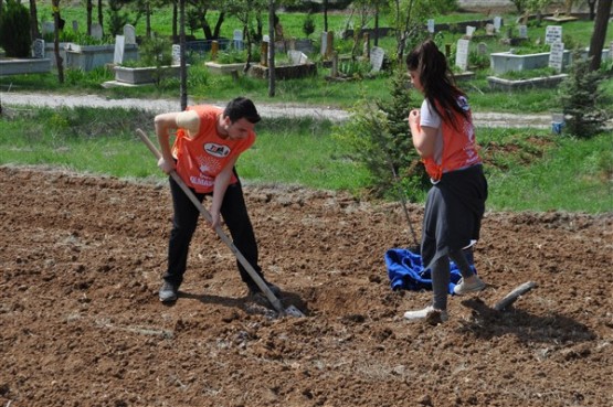 Yeşil Bir Uşak İçin TEMA Gönüllüleri Fidan Dikti!