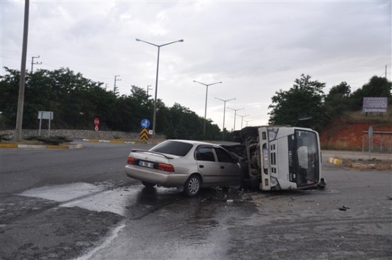 Otomobilin çarptığı süt kamyonu devrildi! 2 yaralı!