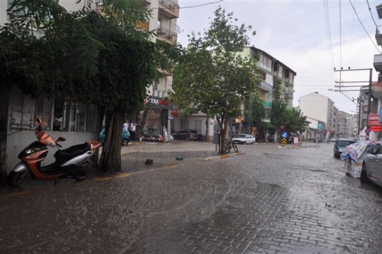 Belediye Başkanı gülücükler saçadursun; şehir resmen dökülüyor!