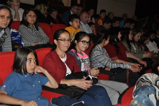 Medical Park Tiyatro Kulübü'ne Uşak’lılardan Tam Not!